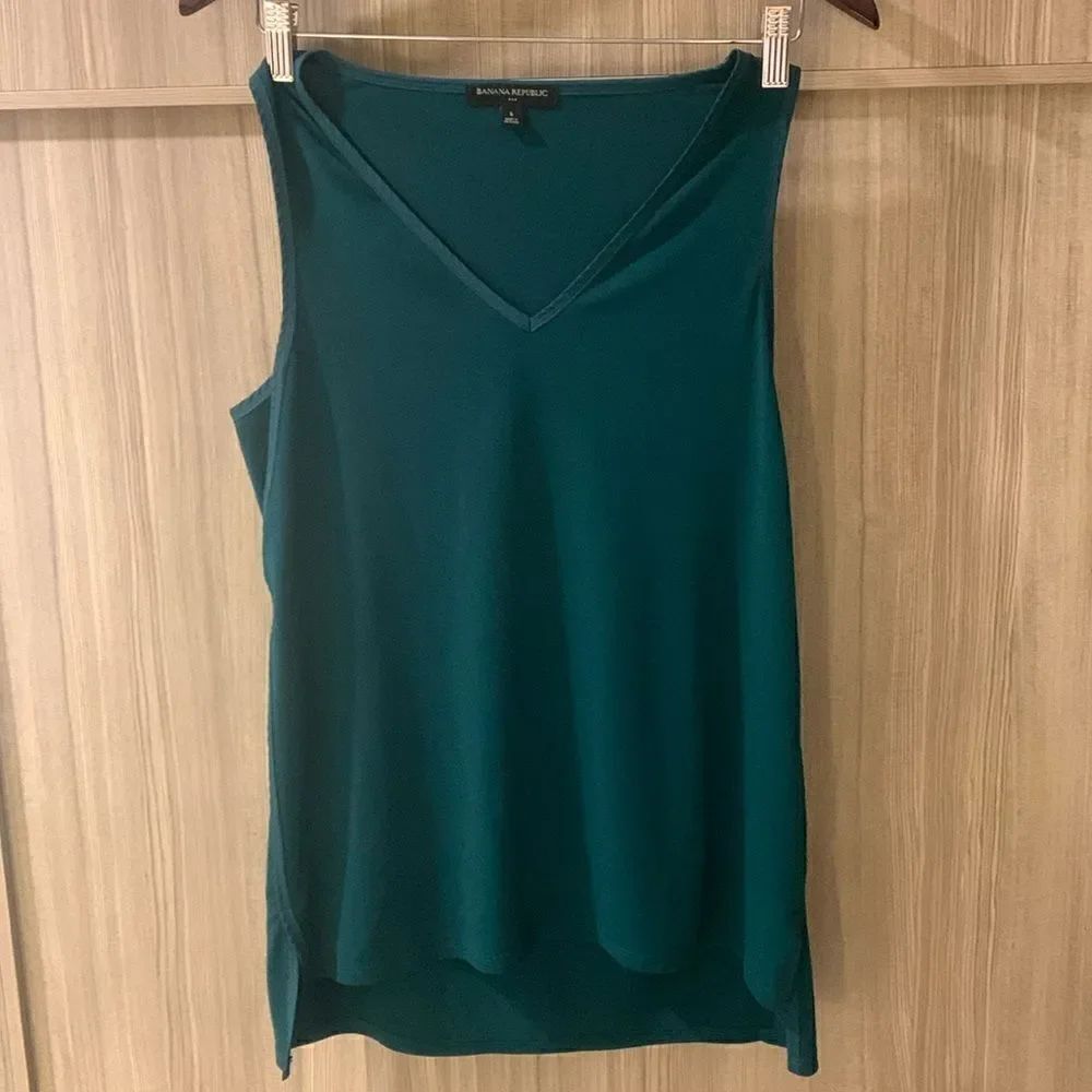 BANANA REPUBLIC, sleeveless, V-neck,. Small. New condition